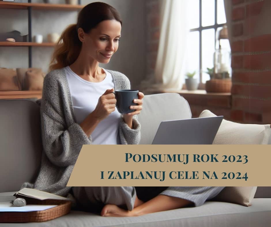 Kobieta siedząca na kanapie z komputerem na kolanach i trzymająca w ręku kubek. Na dole obrazka napis "podsumuj rok 2023 i zaplanuj cele na 2024"